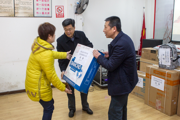 院领导进社区慰问困难群众捐赠“微心愿”物品