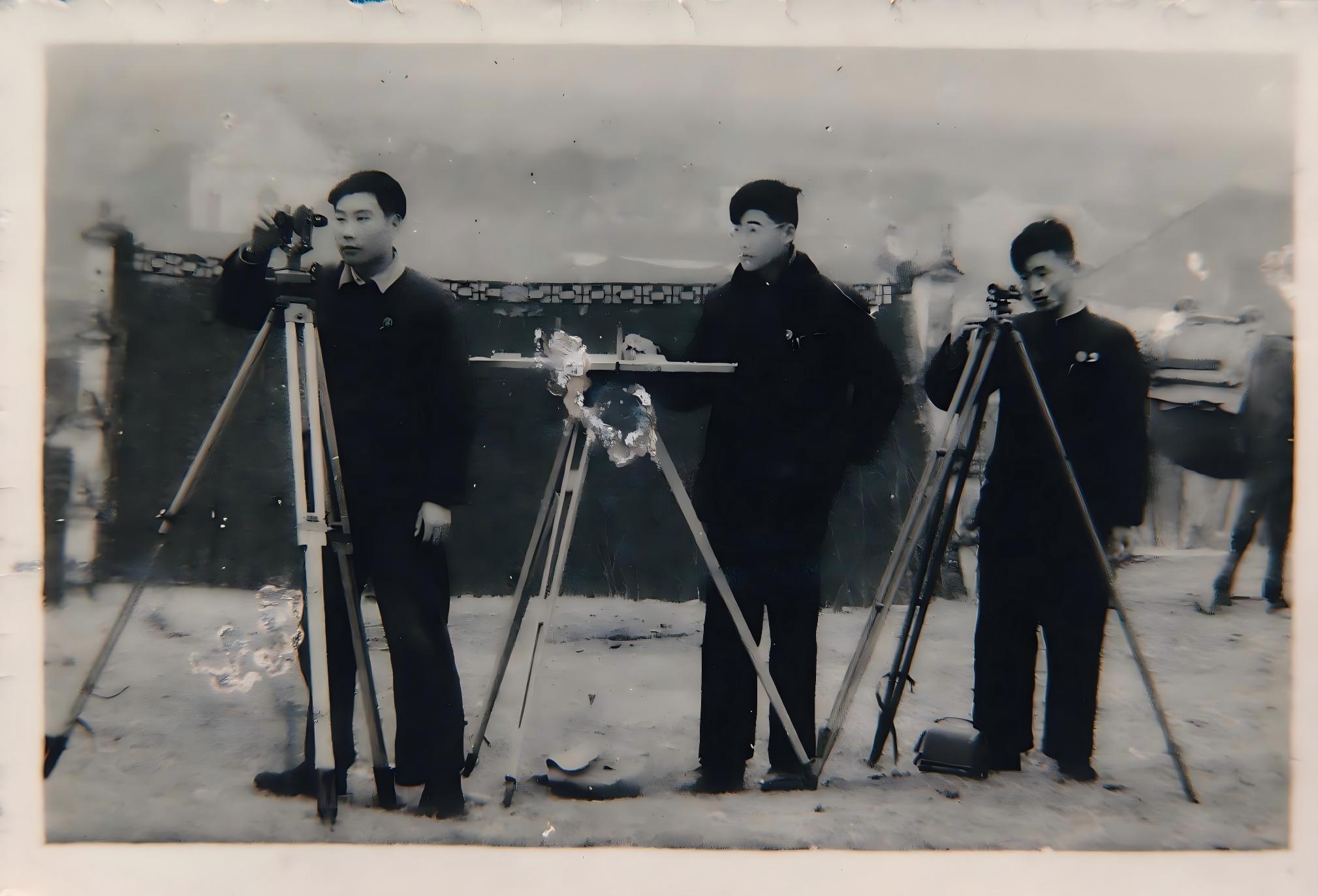 6、60年代测量人员正在测量地形图(1).jpg