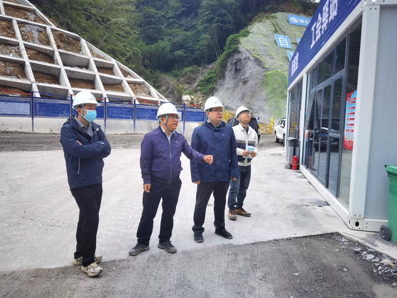 1793330854332059544.jpg 公司现场技术团队查勘工程现场提供技术服务.jpg