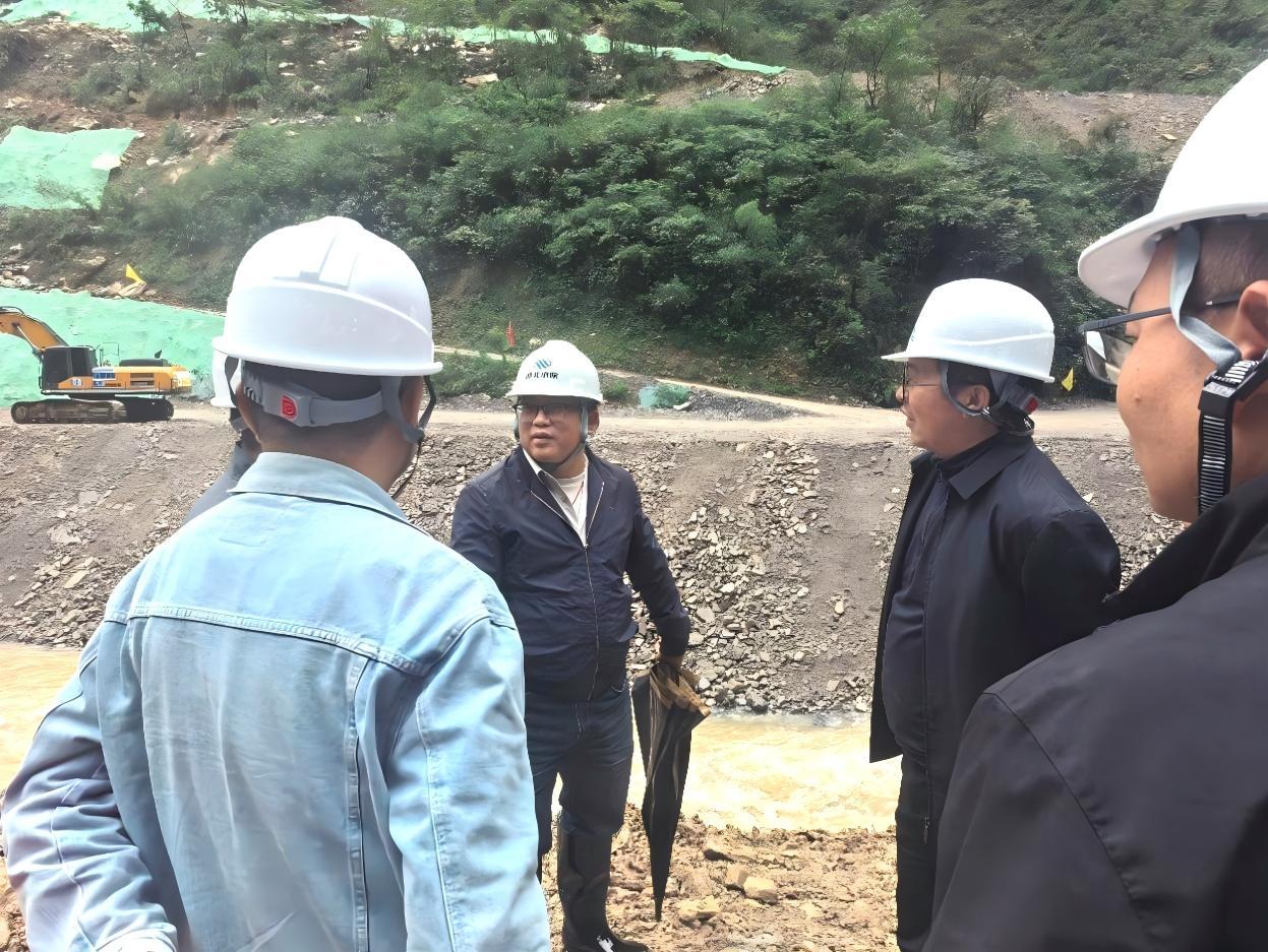 1793330916539090625.jpg 截流阶段验收,公司技术团队陪同专家查勘现场.jpg